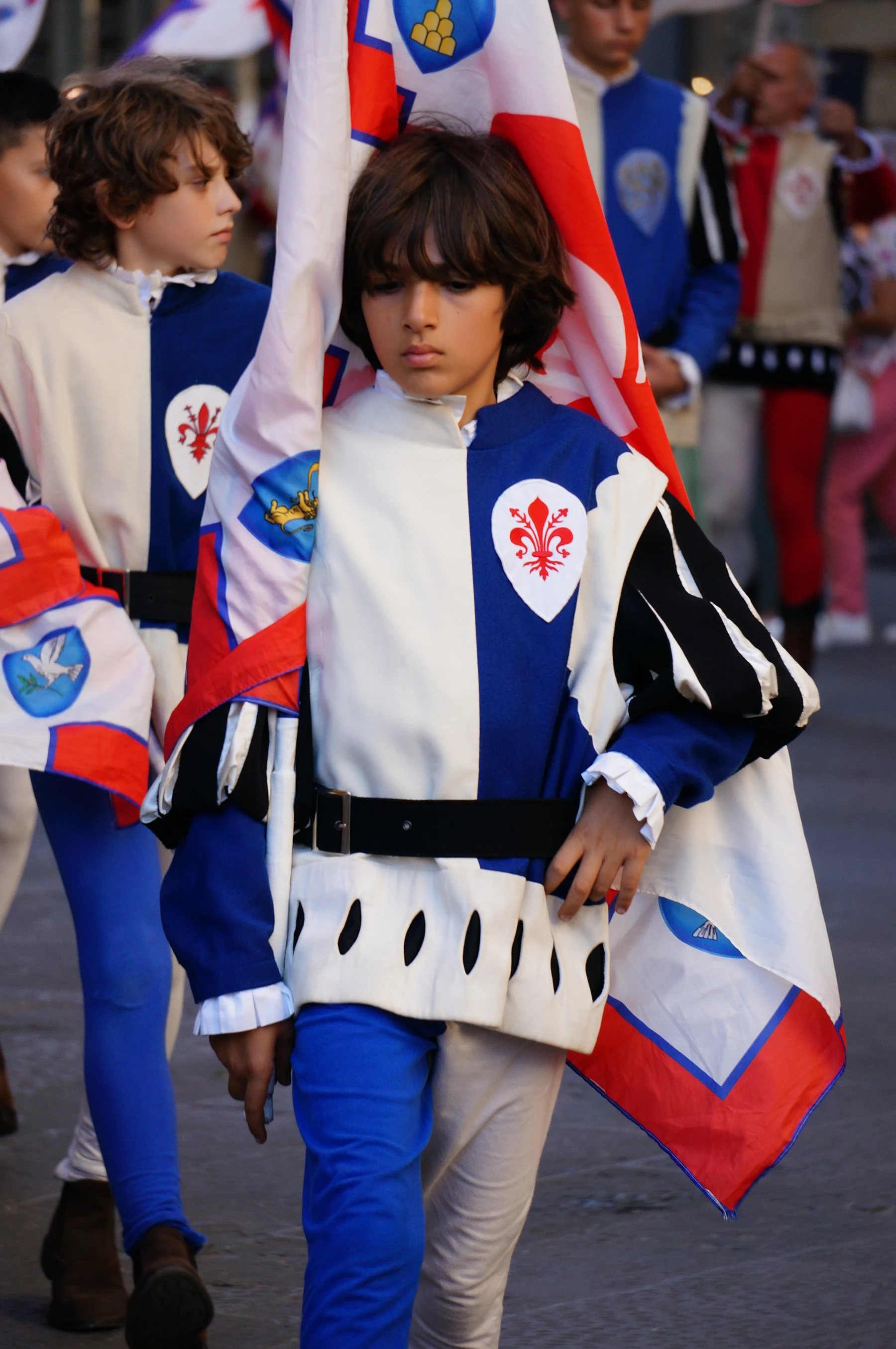 Strój ceremonialny · Pochód przed meczem, 10 czerwca 2022. To uczestnicy pochodu, nie dodatkowa formacja graczy.